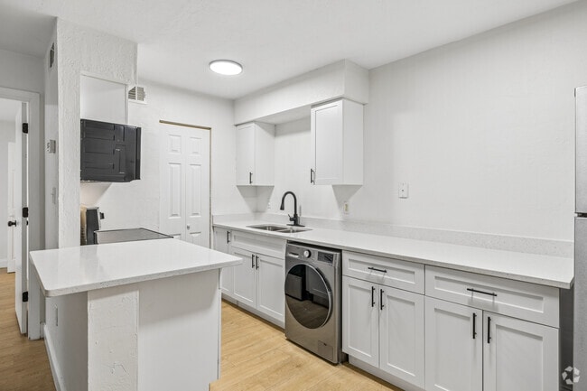 1BR, 1BA - 530SF - Kitchen