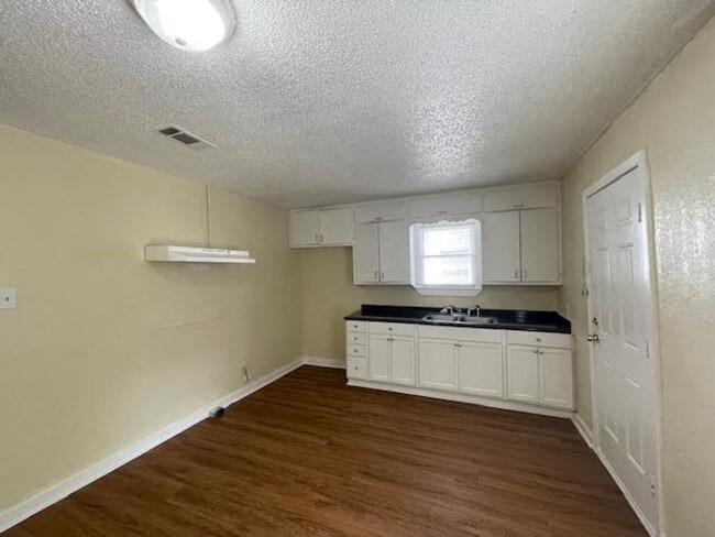 Photo - 2005 N 39th A St