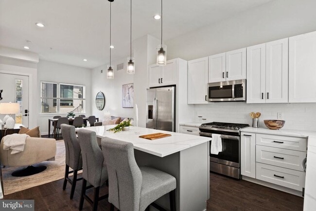 Photo - 2235 Hope St