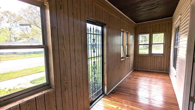Photo - 2404 Leahy St