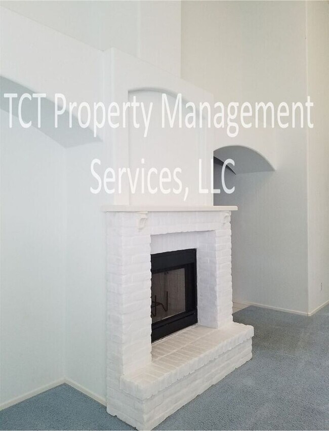 Photo - Beautiful Townhome with Fireplace