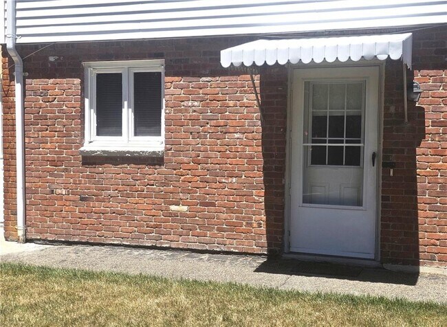 Photo - 124 Jane St