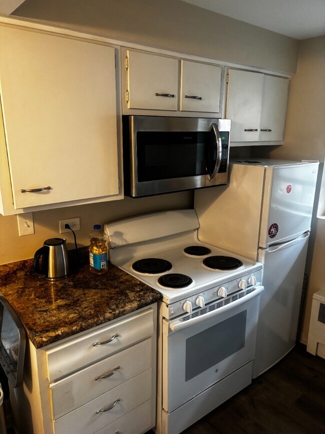 BEAUTIFUL MUST SEE CHARMING 1 BED/1 BATH WITH FRE HEAT....MUST SEE!!!