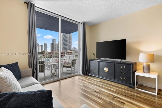Photo - 275 NE 18th St Unidad 710