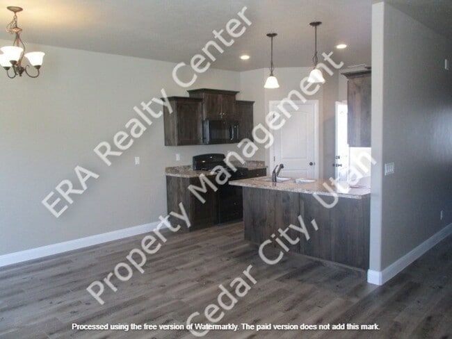 Photo - Move-In Discount - 3 Bedroom - 2.5 bathroom - in the heart of Cedar City!