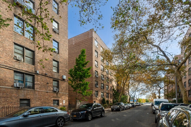 285 E 35th St - 285 E 35th St