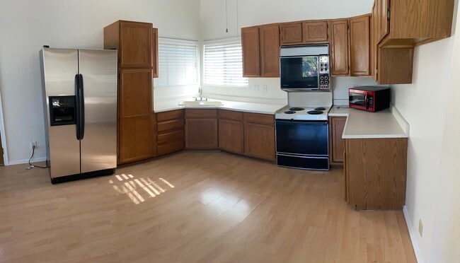 Kitchen - 1995 N Sacramento St Unit 2