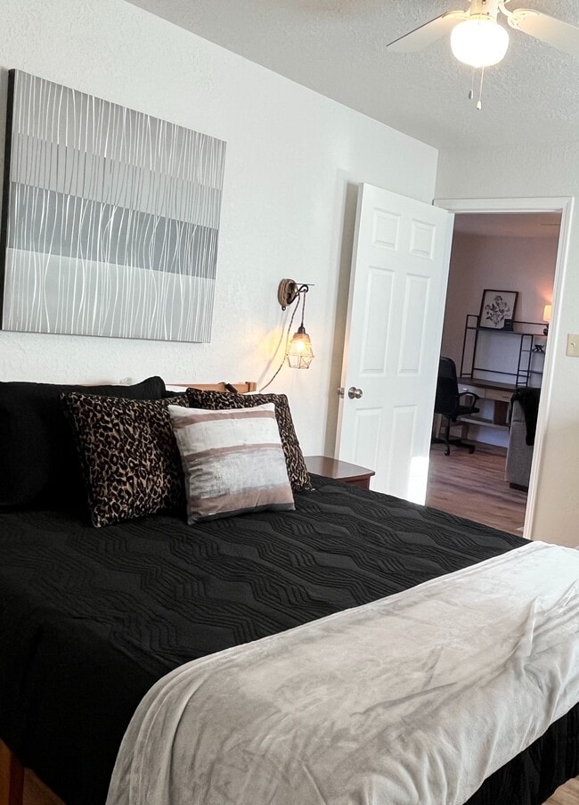 Building Photo - Rocky Court Unit 7