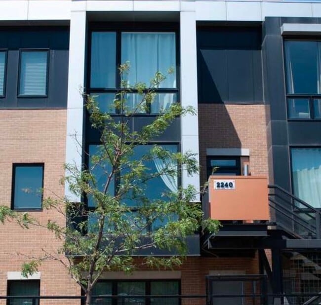 Building Photo - 2240 W Madison St Unit 201
