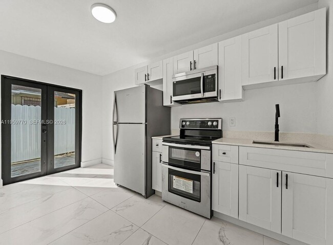 Building Photo - 921 NW 22nd Ct Unit 2