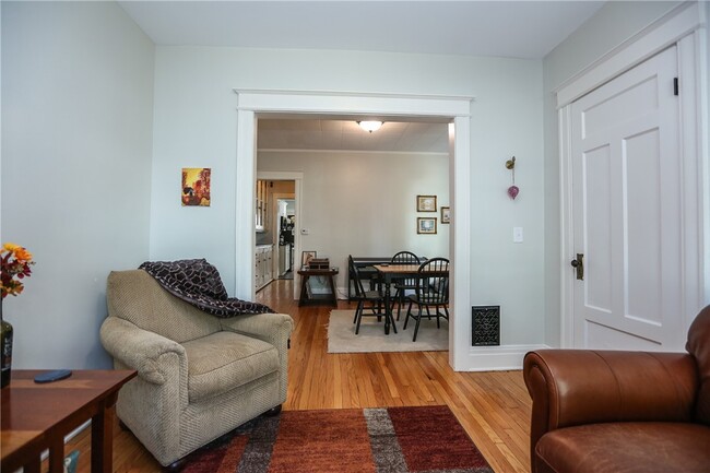 Photo - 296 Laburnam Crescent