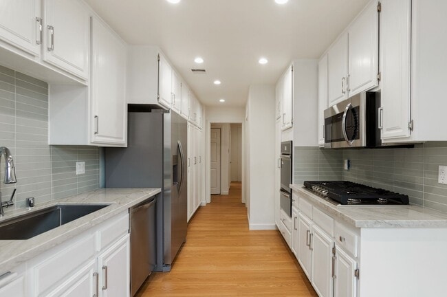 Building Photo - Beverly Hills Prime Location - 2 bed 2.5 bathroom Unit 104