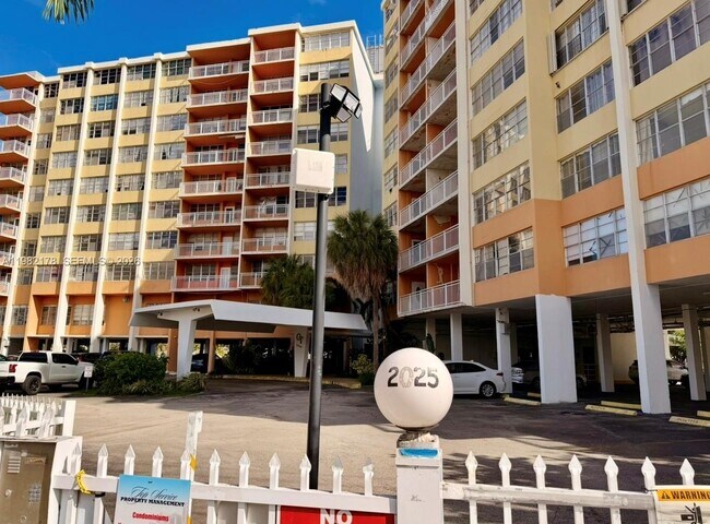 Photo - 2025 NE 164th St Unit 803