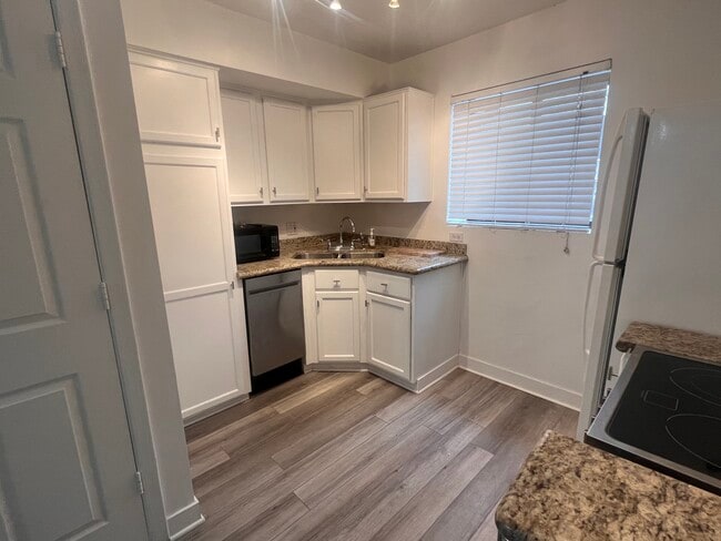 Building Photo - 310 W Earll Dr Unit 106