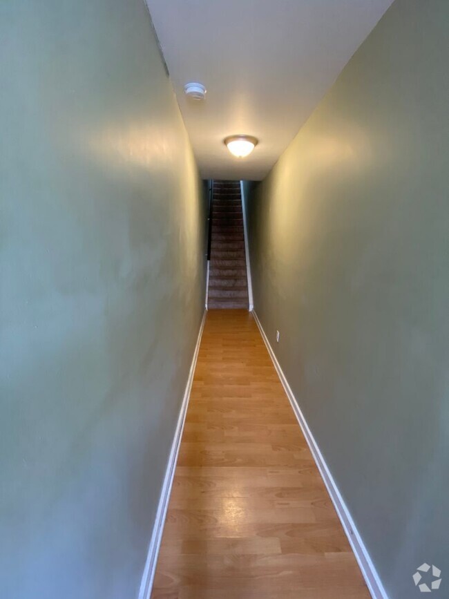 Building Photo - 2300 Arlington Ave Unit Top Rental
