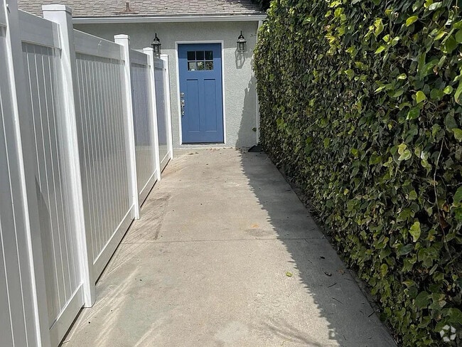 Building Photo - 5256 Beeman Ave Rental