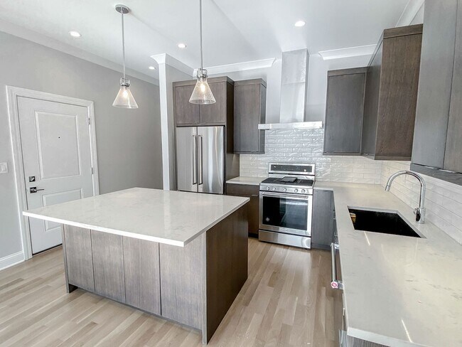 Building Photo - 3347 N Kenmore Ave Unit 3S Rental