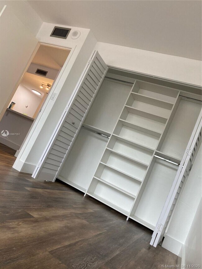 Photo - 1300 NE Miami Gardens Dr Unit 521e