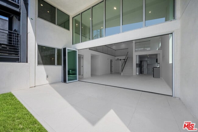 Photo - 621 Kings Rd Unit 2