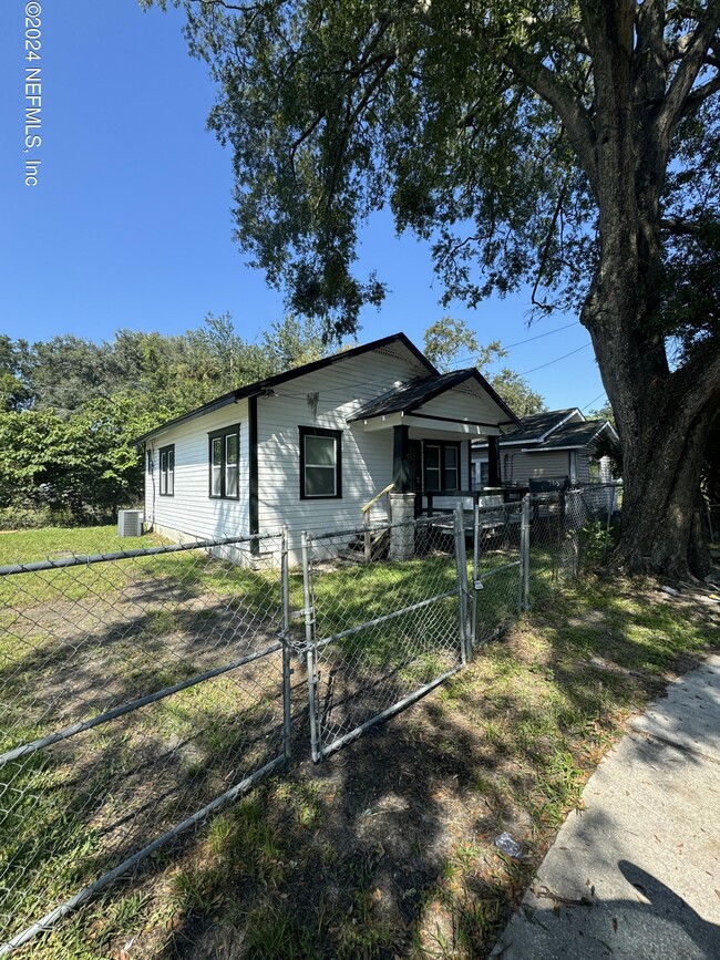 Building Photo - 2965 Thomas St Rental