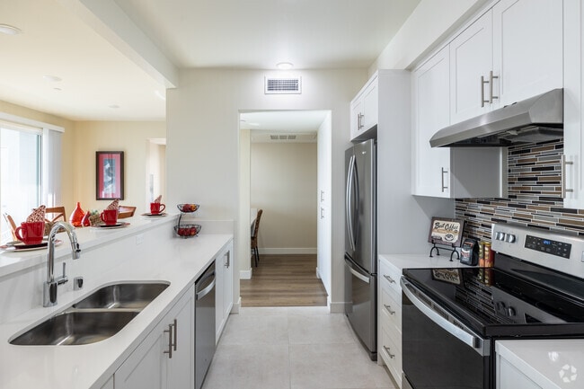 2BR, 2BA - 1,068SF - Kitchen