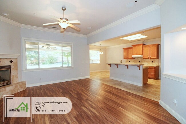 Photo - 2052 Hedgerow Ave