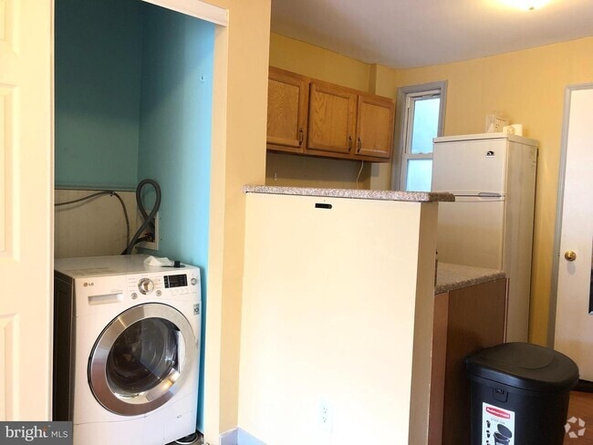 Building Photo - 406 S 20th St Unit 2 Rental