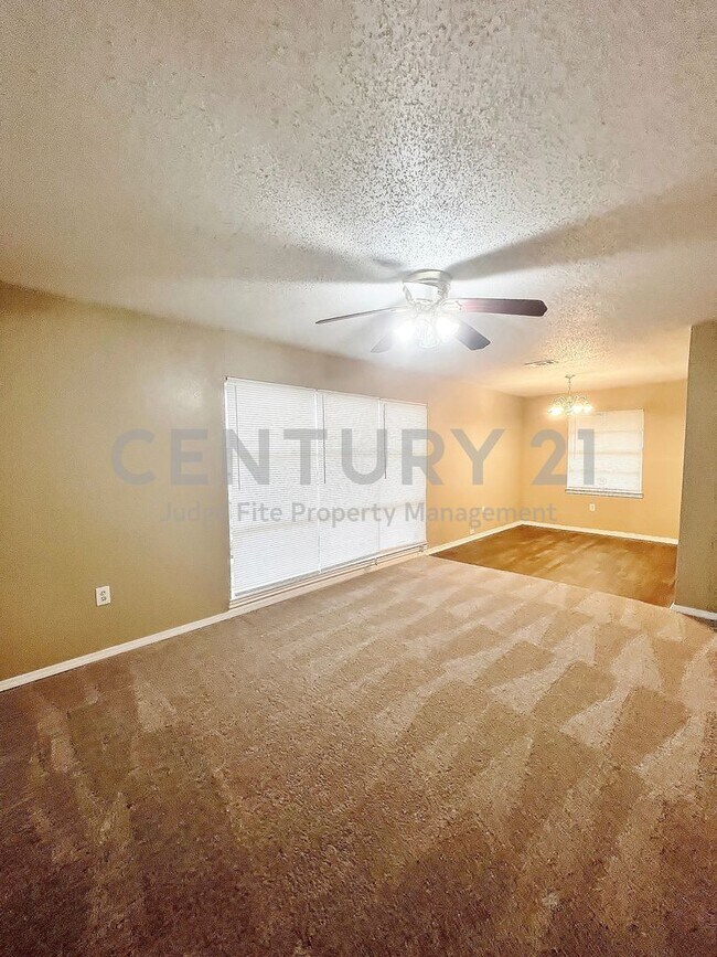Photo - Nice 3/1.5 with 2 Car Carport in Dallas For Rent!