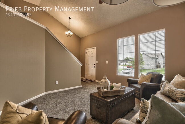 325 W Colleen Ct