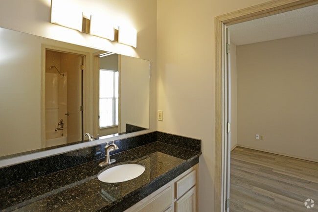 1BR, 1BA - 600 SF