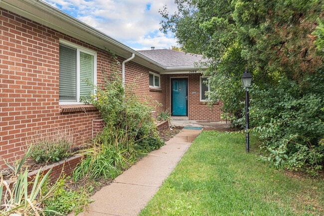 Building Photo - Discover comfort and convenience in this u...