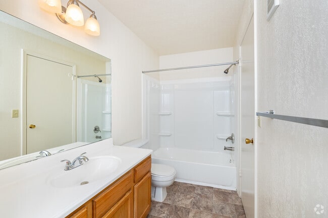 1BR, 1BA - 765SF - Bathroom
