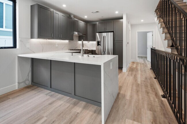 Photo - 4815 Elmwood Ave