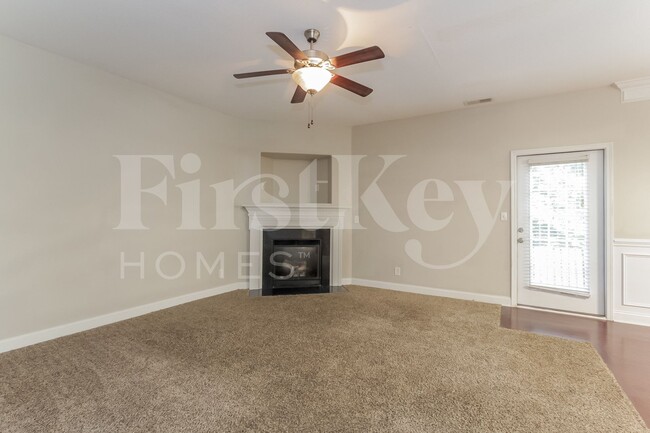 Photo - 7225 Caley St