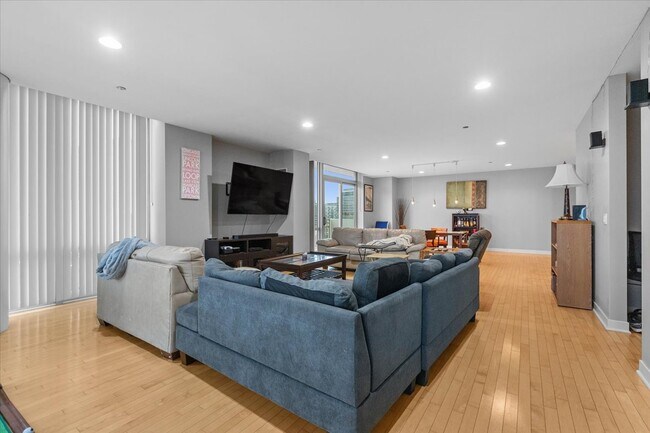 Photo - 737 W Washington Blvd Unit 1301