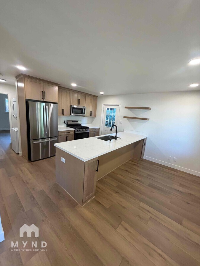 Photo - 2262 Bonifacio St