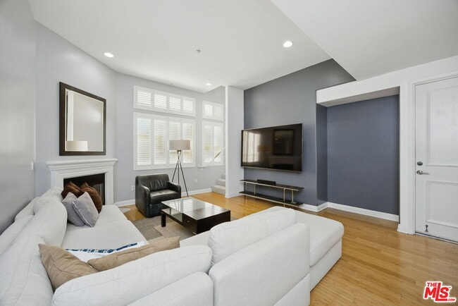 Building Photo - 2125 S Bentley Ave Rental