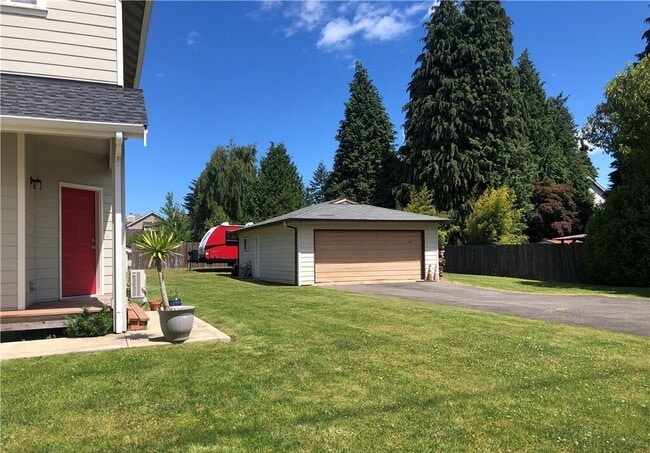 Building Photo - Private Detached 1-Bedroom Home – Modern Updates in Prime University Place Location Unit 8007 G