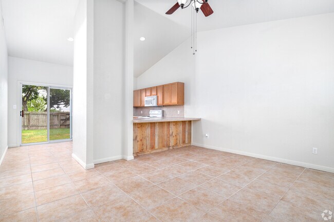 Living room w/vaulted ceilings - Country Hills