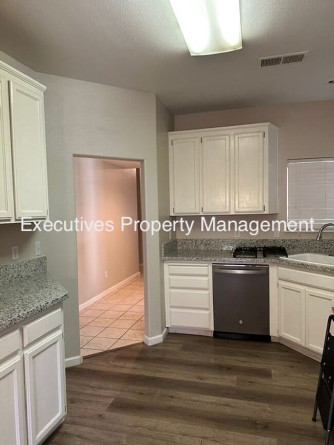 Photo - 654 Gateway Dr