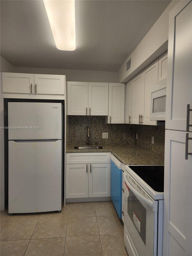 Photo - 2841 NE 163rd St Unidad 805