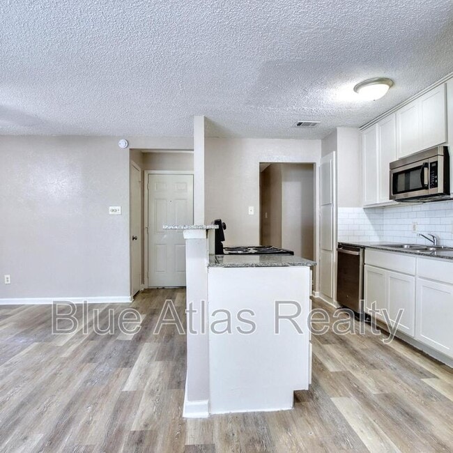 Photo - 3901 Royal Crest Dr