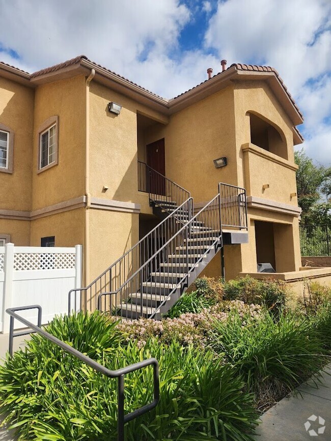 Building Photo - Upper Unit 3 Bedroom Condo with 1 Car Garage
