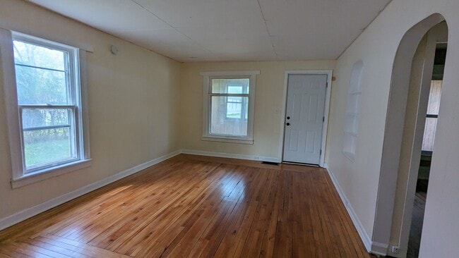 Photo - 2404 Leahy St