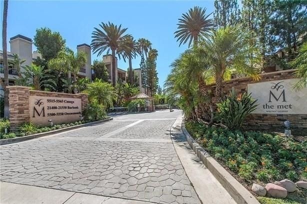 La entrada del Met - 5540 Owensmouth Ave Unidad 225
