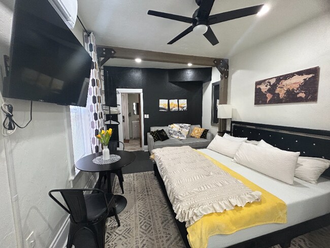 Photo - 859 S Grn St Unidad 2