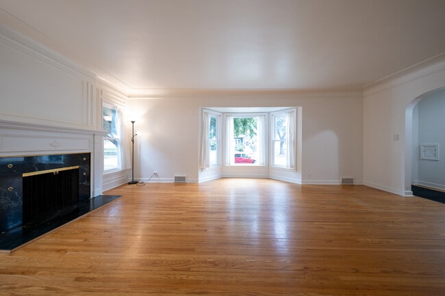 1600 Thomas Ave W