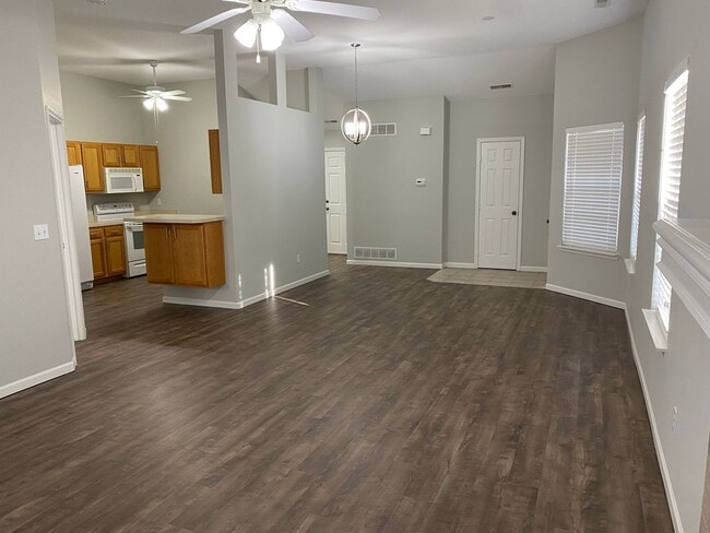 Building Photo - Great Location! 2 Bed 2 Bath 2 car garage.