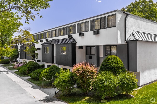 392 State St North Haven, CT 06473 - Whitewood Pond Apartments