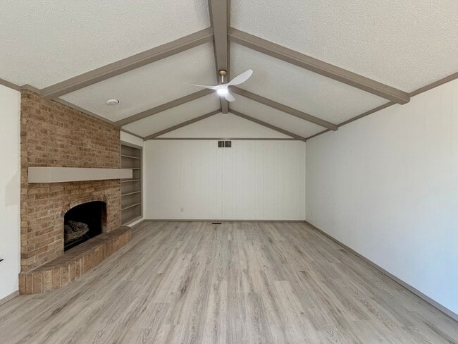 Photo - 506 Jenny Wren St